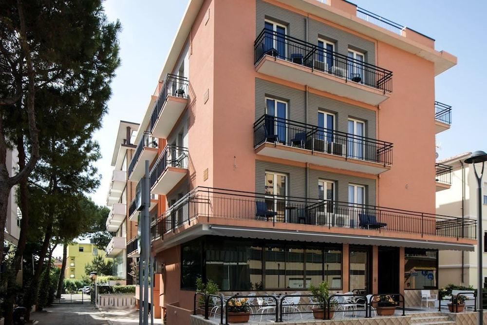Hotel Scarlet Римини Экстерьер фото