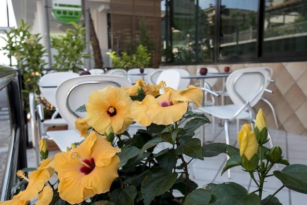 Hotel Scarlet Римини Экстерьер фото