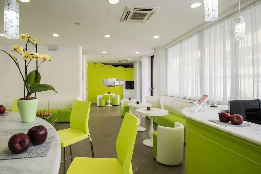 Hotel Scarlet Римини Экстерьер фото