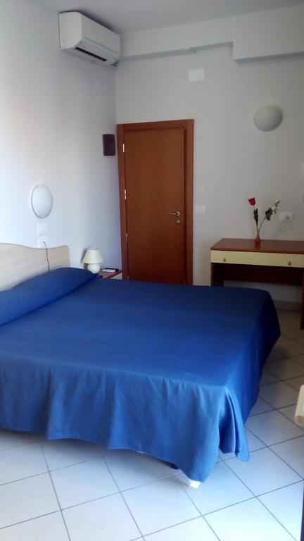 Hotel Scarlet Римини Экстерьер фото