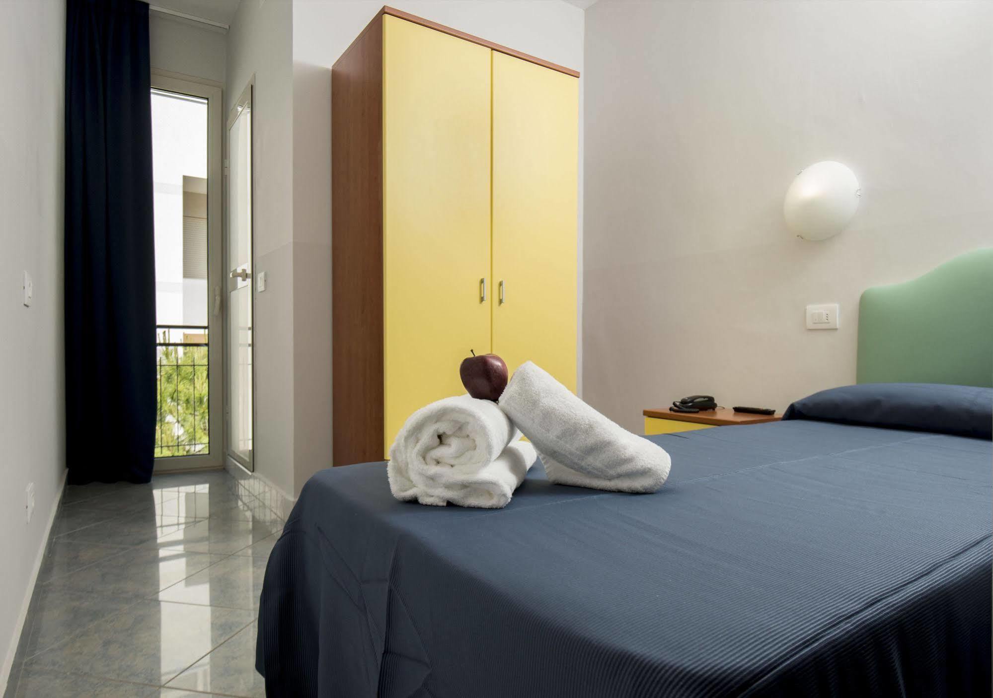 Hotel Scarlet Римини Экстерьер фото