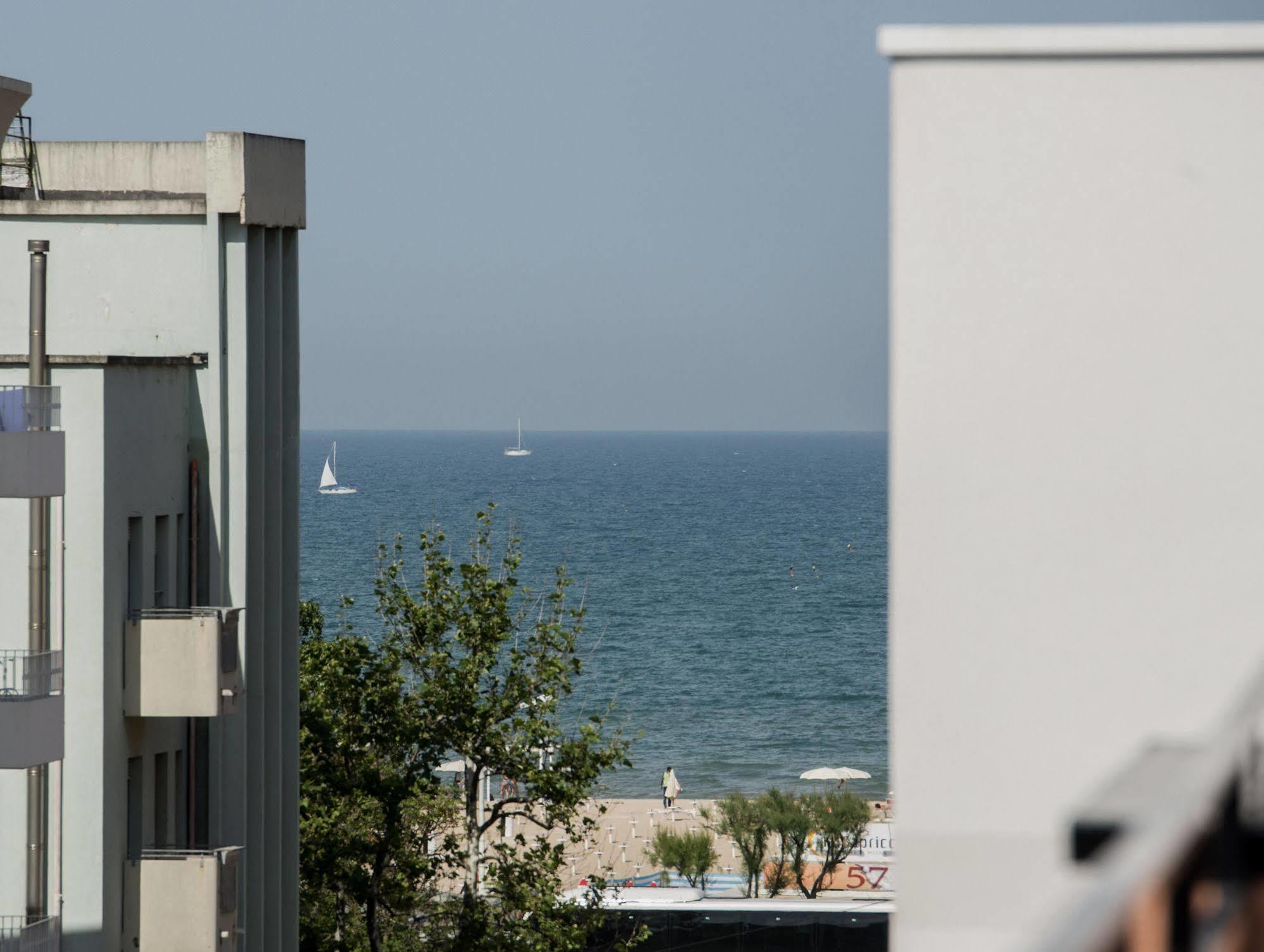 Hotel Scarlet Римини Экстерьер фото